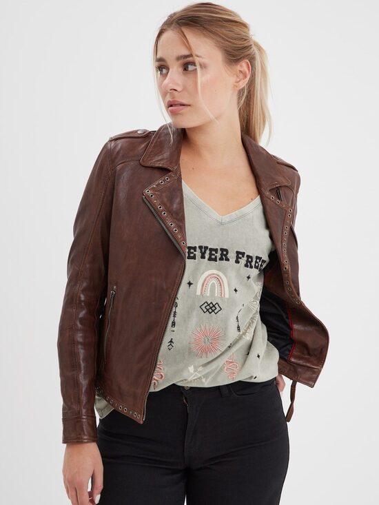 Biker con tachuelas perforadas