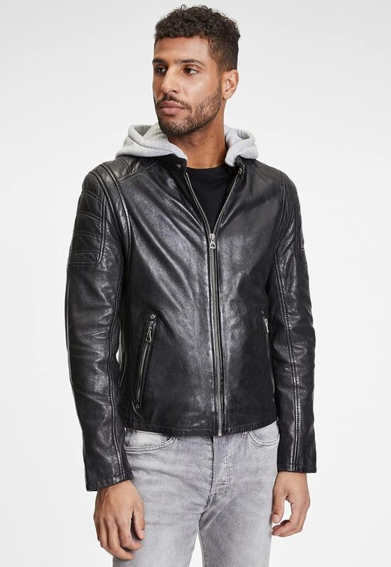 Cazadora biker con capucha desmontable y detalle en hombros